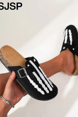 Men's New Half-Slip Halloween Trendy Skeleton Print Slip-On Design Sandals, Closed-Toe Low-Top Buckle Strap Casual Slippers, Suitable for Indoor and Outdoor Wear, Spring, Summer, and Autumn, Unique Street Style Simple Design Sandals, Suitable for Daily Walking, Leisure Vacations